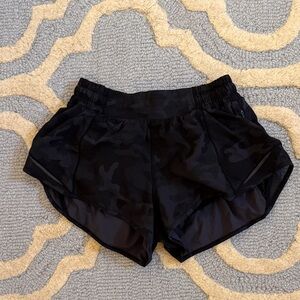 Lululemon Short Size 4 - Black Camo